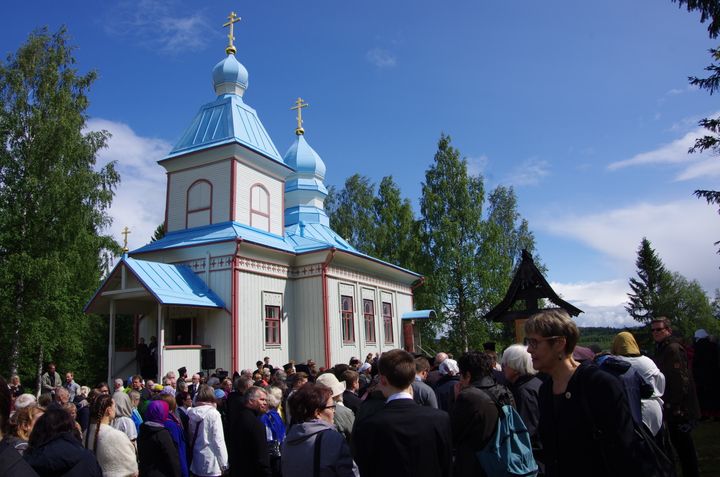 Ulkona kokoontuminen ei ole ortodoksisessa kirkossa uutta. Kuva kesältä 2019, pyhän marttyyri ja tunnustaja Johannes Sonkajanrantalaisen pyhien joukkoon liittämisen juhlasta.