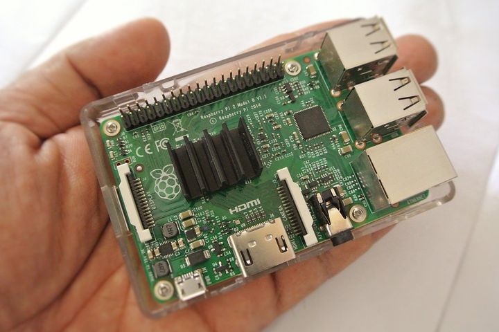 Raspberry Pi -tietokone on hyvä ja edullinen tapa tutustua Linux-laitteisiin.