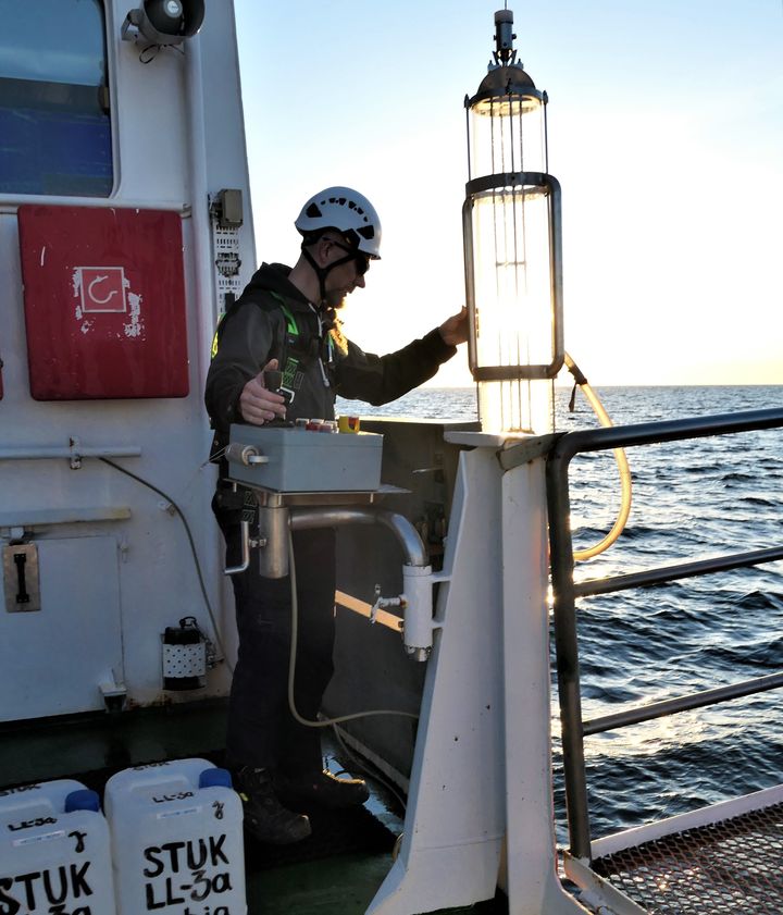 STUK tar ungefär hundra prov på Östersjöns havsvatten, bottensediment, fisk och annan biota och analyserar radioaktiva ämnen i proverna.