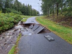 Det kraftiga regnet orsakade skador på en lättrafikled i Esteri