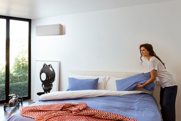 Laadukkaan ilmalämpöpumpun sisäyksikön voi sijoittaa myös makuuhuoneeseen, sillä puhallin pitää vain hiljaista hurinaa.