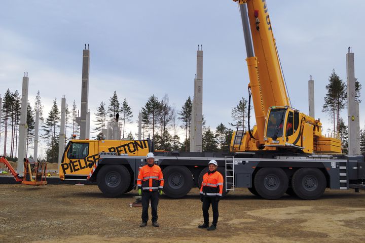 Pielisen Betonin toimitusjohtaja Tuija Kilpinen sekä Rakennustoimisto Eero Reijonen Oy:n työmaan vastaava mestari Martti Särkelä, seuraavat hiilineutraalien seinien toimitusta työmaalle.