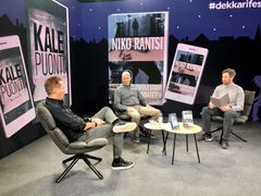 Kale Puonti ja Niko Rantsi keskustelivat tapahtumassa esikoisdekkareistaan. Kaksikkoa haastatteli Tammen kustannustoimittaja Antti Berg.