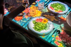 Maailmalla mainetta niittänyt Banquet of Hoshena on audiovisuaalinen elämysillallinen, josta voi nauttia ravintola Töölönrannassa huhtikuun loppupuolelle saakka.