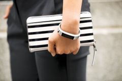 Fitbit Altaan on kesällä saatavilla ylellinen, käsin kiillotettu hopeanvärinen rannerengas, joka on tehty ruostumattomasta teräksestä.