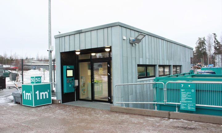 Myös itse Sortti-pienaseman rakentamisessa on käytetty osin kierrätysmateriaalia. Kuvassa näkyvät seinäpellit ovat olleet aikaisemmin Kiasman katossa.