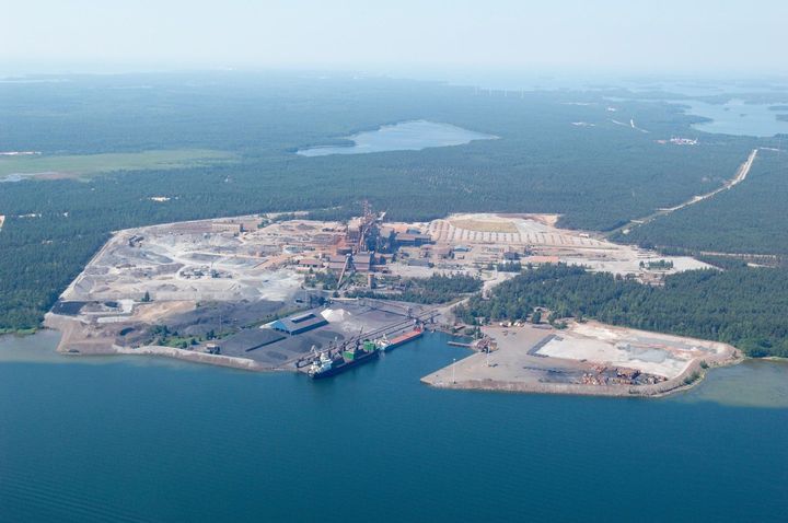 Hangon Satama Oy kehittää satamatoimintaansa Koverharin vanhalla teollisuusalueella Hangossa, Helsingin yliopiston Tvärminnen eläintieteellisen aseman lähistössä.