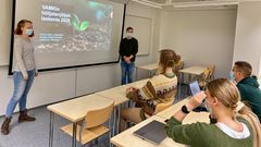 Ympäristöteknologian opiskelijat Nina Nurmela ja Jani Pekkarinen esittelivät projektiryhmälle VAMKin hiilijalanjälkilaskennan tuloksia joulukuussa 2021. Kuva: Nadia Paavola