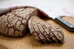 De viktigaste källorna för fullkorn är rågbröd, gröt och blandbröd. Bild: THL