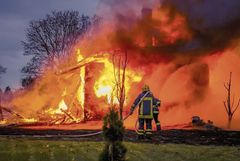 Wessöön sopimuspalokuntalaisia sammuttamassa tulipaloa