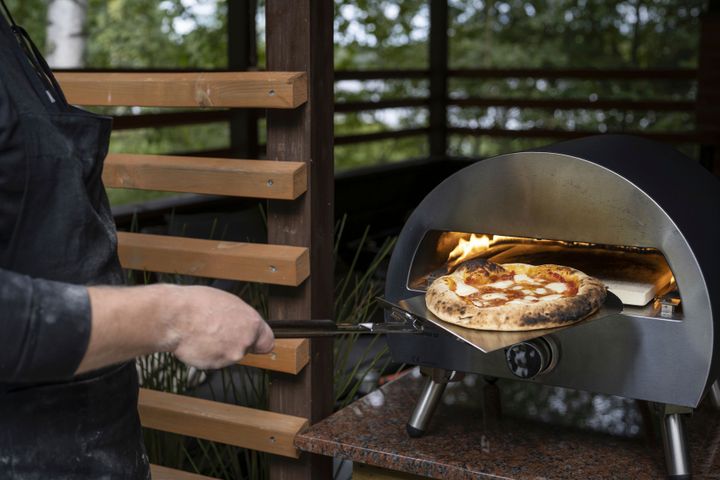 Viime kesän hitti eli pizzauuni kiinnostaa asiakkaita edelleen. Kuva: Mustang