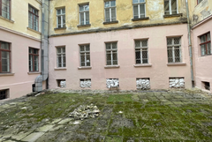 Lviv koulu nro 62 sisäpiha ennen remonttia ja leikkipaikan asennusta