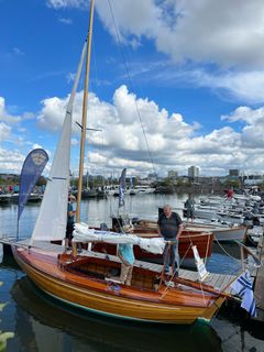 The boat show audience was also interested in the beautiful wooden boats. Nordwind 20 by Jakobstads Båtvarv in front and Kiisla by Puuveneveistäjät ry (Wooden boat builders association) behind.
