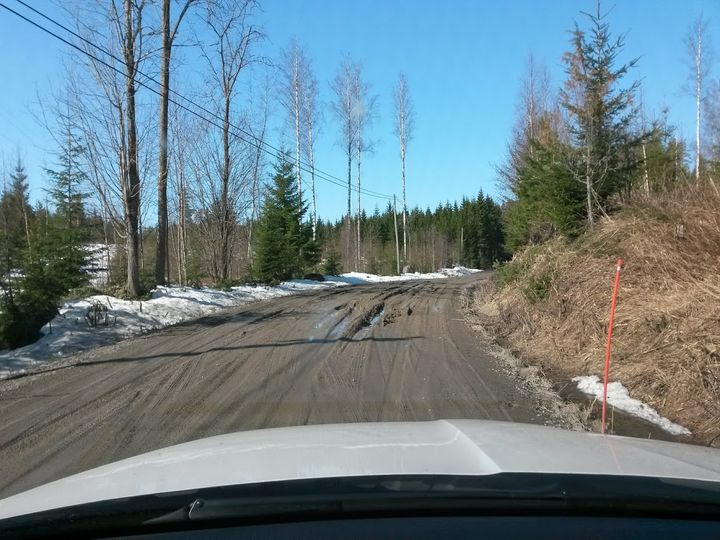 Pintakelirikossa soratien pinta velliintyy ja siihen saattaa muodostua uria.