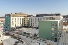Suurpellon palvelukeskuksessa Espoossa on yhdistetty vuokra-asuntoja ja tuettua ikääntyneiden hoiva-asumista samaan kortteliin