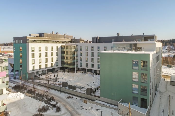 Suurpellon palvelukeskuksessa Espoossa on yhdistetty vuokra-asuntoja ja tuettua ikääntyneiden hoiva-asumista samaan kortteliin