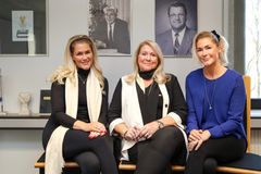 Raision Sähkö-INSTO:n vahvaa naisenergiaa eli toimitusjohtaja tyttärineen (vasemmalta)  Moona Lindén, Kirsi Gröndahl-Lindén ja Mandi Lindén.