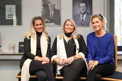 Raision Sähkö-INSTO:n vahvaa naisenergiaa eli toimitusjohtaja tyttärineen (vasemmalta) Moona Lindén, Kirsi Gröndahl-Lindén ja Mandi Lindén.
