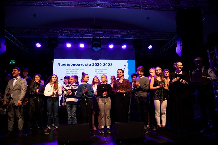 Helsingfors ungdomsråds valresultat och KrutBudgetens fördelning offentliggjordes på KrutGalan i Södervik den 3 december. Foto: Amir Tahvonen