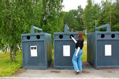 Kuluttaja Rinki-ekopisteellä.