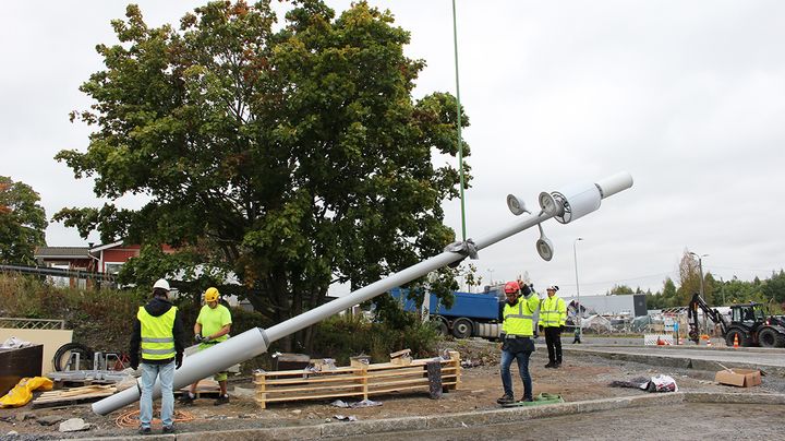 Älypylväs nostettiin paikoilleen Tampereen Hiedanrannassa 11.9.2019.