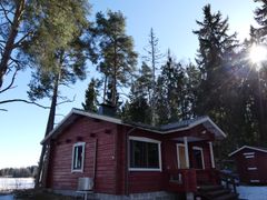Maaliskuinen mökki Lapinjärven rannassa odottaa kesäasukkaita