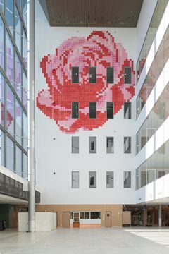 Siltasairaalan pääaulaa koristaa suuri seinäruusu. Rosarium-teos jatkuu myös muualla rakennuksessa hankkeen taideohjelman mukaisesti.