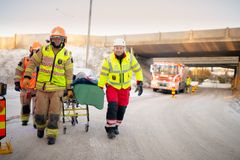 Helsingin kaupungin pelastuslaitoksen palomies-ensihoitajia harjoituksessa.