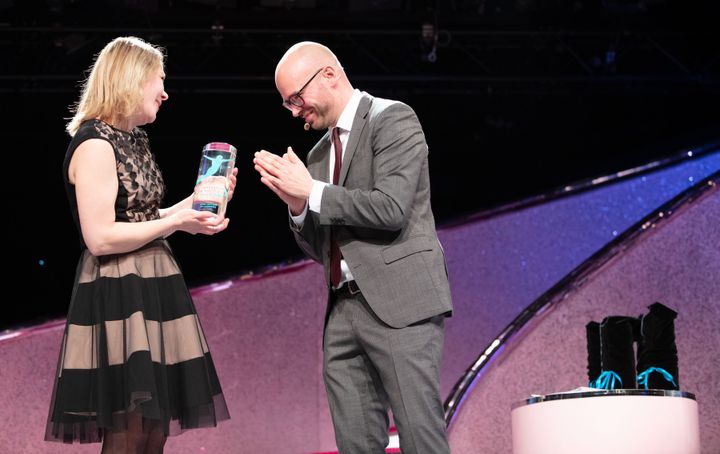 Iin Micropolis Oy:n toimitusjohtaja Leena Vuotovesi vastaanotti palkinnon Berliinissä 4.12.2019.