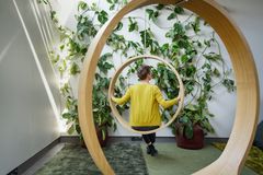 Museet lockar många olika slags besökare: de som gör en kort avstickare, som söker en lugn plats att jobba på eller de som längtar efter nya upplevelser. Foto: Maija Astikainen