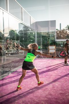 Padel on yhteisöllinen mailapeli, joka yhdistää tennistä ja squashia. Kuva: Tiia Sucksdorff