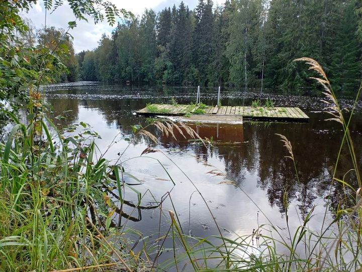 Illustrationsbild. Översvämning i ån Nurmonjoki, brygga under vatten.