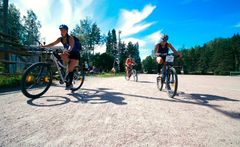 Osallistujat liikkuvat kolmen henkilön joukkueina pääsääntöisesti polkupyörillä. Kuva: Vihdin kunta