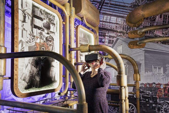 Uusi Aikakone herättää Signe Branderin valokuvat eloon VR-teknologian avulla ja immersiivinen, interaktiivinen tilainstallaatio kuljettaa kävijän läpi menneisyyden Helsingin. Kuva: Maija Astikainen.