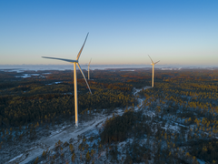 Suunnitteilla olevat Iso-Petäjämäen voimalat ovat korkeimmillaan 300-metrisiä, Kiiskinevan voimaloiden maksimikorkeus on 320 metriä. Kuvassa vuonna 2017 valmistunut Muntilan tuulipuisto Uudessakaupungissa. Kuva: ABO Wind.