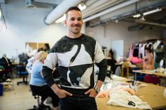 Muotisuunnittelija Teemu Muurimäki suunnittelee Sevillan parturin puvut.