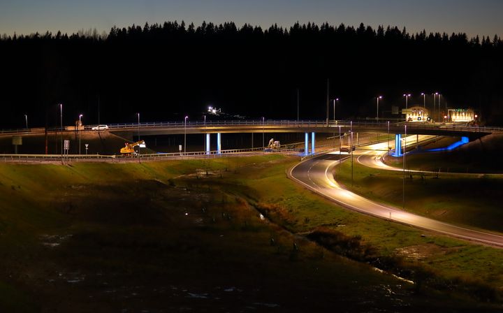 Lahden eteläinen kehätie -hankekokonaisuudessa rakennettiin 42 uutta siltaa ja korjattiin 4 vanhaa siltaa. Kuvassa Ajokadun silta ja Liipolan tunneli. (Lähde: Väylävirasto, Kuvaaja: Seppo Kujanen)