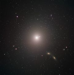 Messier 87 -galaksi sijaitsee Neitsyen galaksijoukossa 55 miljoonan valovuoden etäisyydellä Maasta. Sen keskustassa olevan mustan aukon massa vastaa 6,5 miljardin Auringon massaa. Kuva: ESO