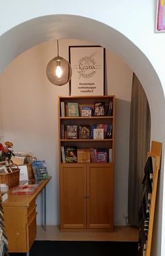 Kamiter-Arsin kirjamyymälässä on tarjolla kausittain vaihtuvia Reunan kirjoja.