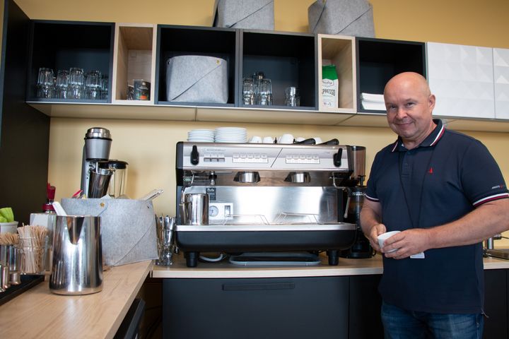 ”Ei cappuccinoa opi tekemään, jos ei itse tee sitä koneen kanssa kahvikuppiin”, toteaa kouluttaja Tapio Määttänen. Siksi sesonkitarjoilijakoulutus painottuu käytännön harjoitteluun.