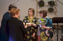 Lukumummi- ja vaaritoiminnan palkinnon vastaanottivat Niilo Mäki Instituutin tutkijat Paula Salmi ja Hanna Pöyliö. Kuva: Sakari Röyskö.
