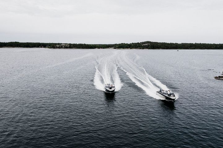 Malliston kaikkein suurimpien veneiden, Phantomin ja Magnum-mallien skandinaavisen pelkistetyt linjat on nyt omaksuttu myös suositun kuuden metrin kokoluokan Buster XL- ja Buster XXL -malleihin.