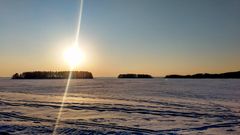 Pyhäselällä jään paksuus oli maaliskuun lopussa n. 60 cm. Kuva: Ilkka Elo / Pohjois-Karjalan ELY-keskus.