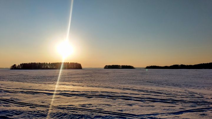 Pyhäselällä jään paksuus oli maaliskuun lopussa n. 60 cm. Kuva: Ilkka Elo / Pohjois-Karjalan ELY-keskus.