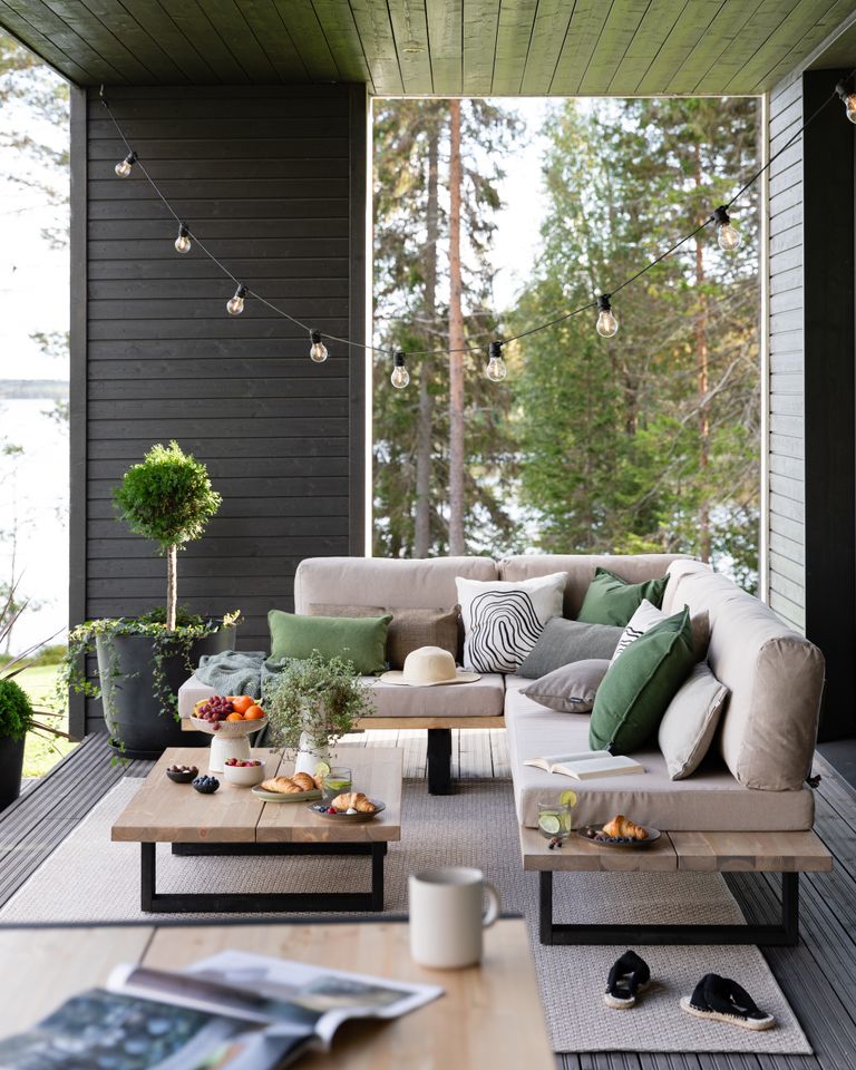 saima_xl_avokulmasohva_antiikkipetsattu_musta_hiekka_pehmusteet-16