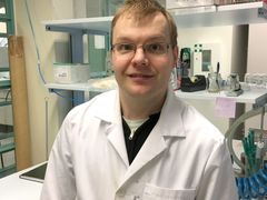 Jani Holopainen on tutkinut luuimplanttien pinnoitusta ja kehittänyt nanokuituisia luun kasvun tukirakenteita.