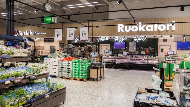 Prisma Palokan Ruokatori sekä hedelmä- ja vihannesosasto ovat nyt entistä houkuttelevampia. Ruokatoria on laajennettu merkittävästi niin valikoimaltaan kuin kokonsa puolesta. Kuva: Max Steffansson, Keskimaa.