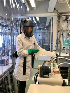 Laboratoriossa käynnissä hydrometallurginen prosessi metallien talteenottamiseksi erilaisista jäte- ja sivuvirroista. Kuvassa Krista Oikarinen. Kuva: Jutta Koskinen.