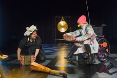 Kauan kukkineet omenapuut -esityksen musiikin on säveltänyt muusikko Anne-Mari Kivimäki, joka nähdään myös lavalla Seela Sellan kanssa. Kuva: Johnny Korkman.