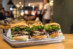 Friends & Brgrs, som snabbt har vuxit till en kedja med mer än tio restauranger, öppnar sex nya restauranger i år. I nästa år kommer tre nya restauranger att öppnas i Tammerfors UROS LIVE-arena.